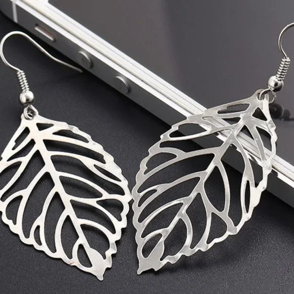 Lightweight Silver Metal Leaf Dangle Earrings NEW - Picture 3 of 7